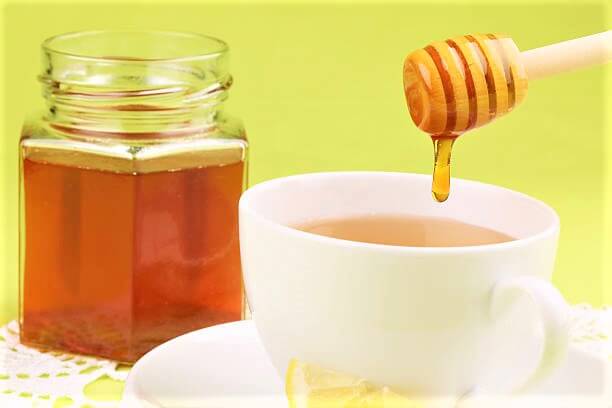 紅茶にハニーディッパーでハチミツを入れるシーン